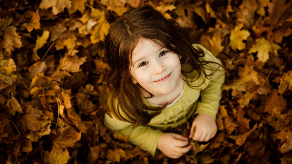 Cute Girl Looking Up Smiling Fhd Wallpaper
