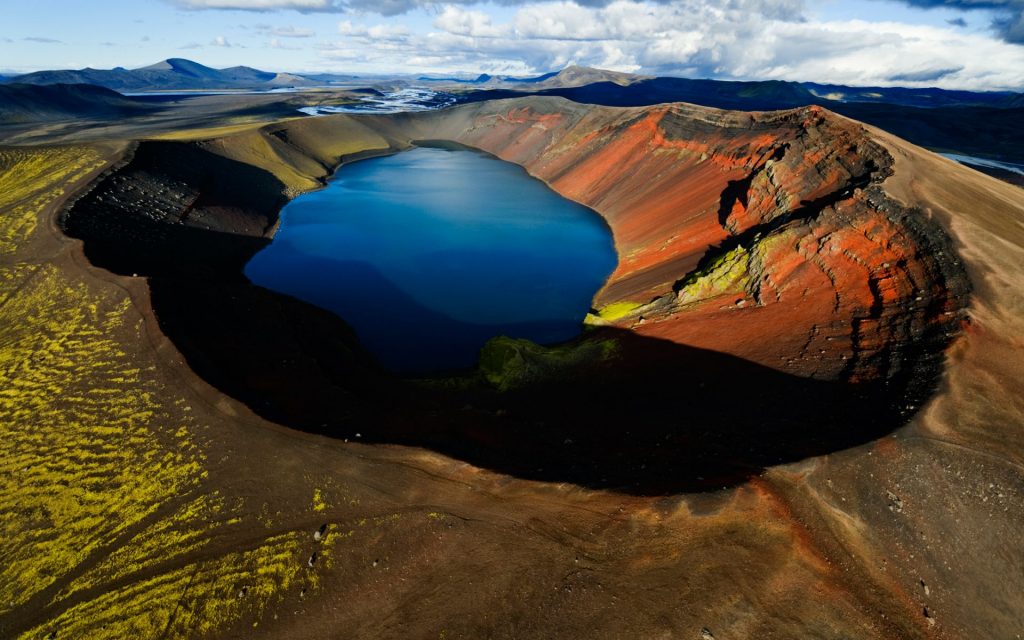 Amazing View Of Arctic Volcanic Lake Fhd Wallpaper