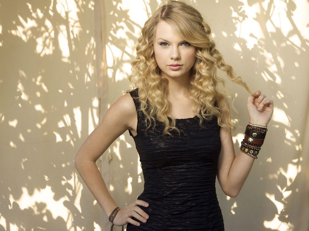 Taylor Swift Curly Golden Hair Hd Wallpaper